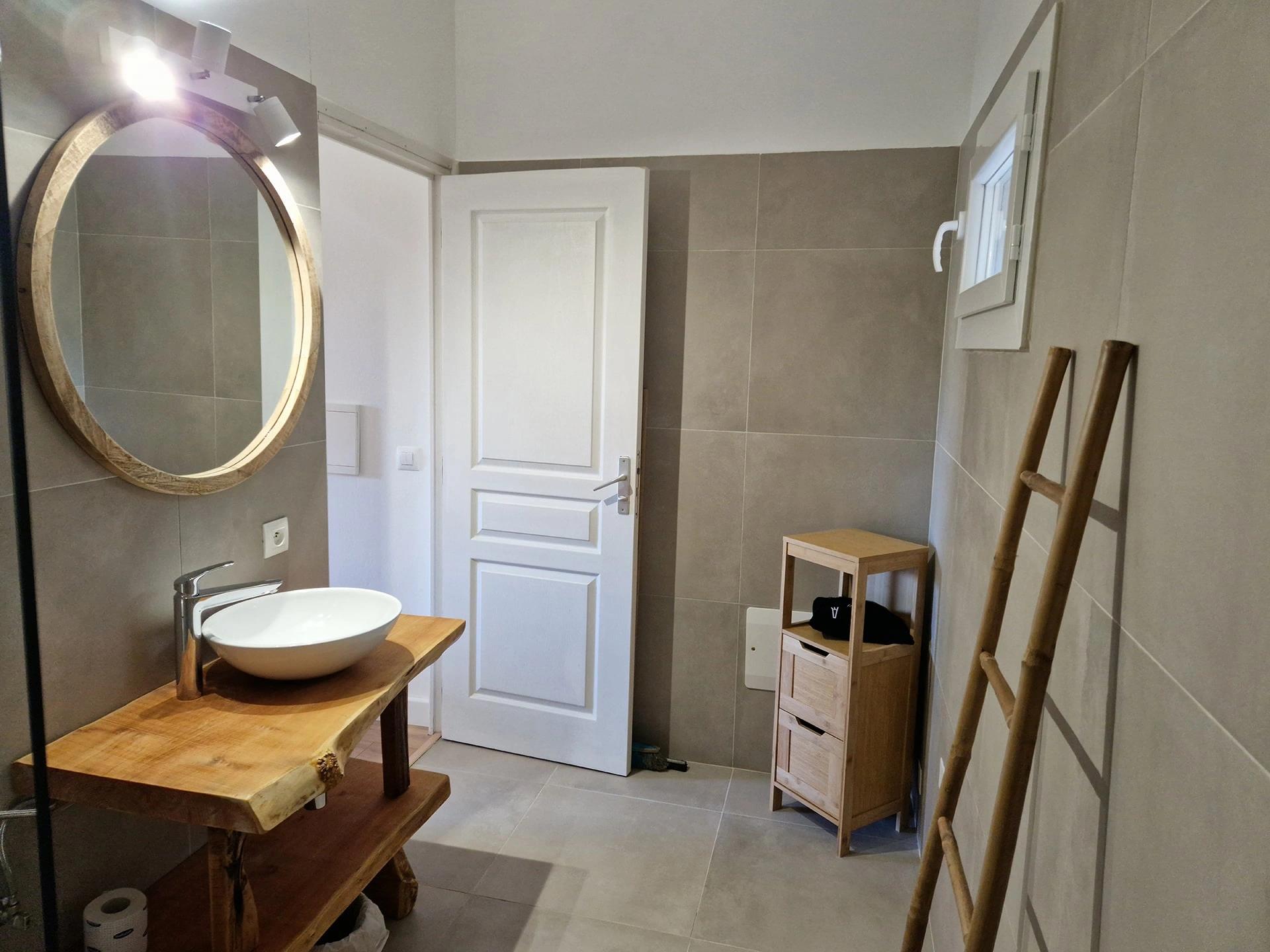 Salle de bain spacieuse dans villa à louer à Abbartello