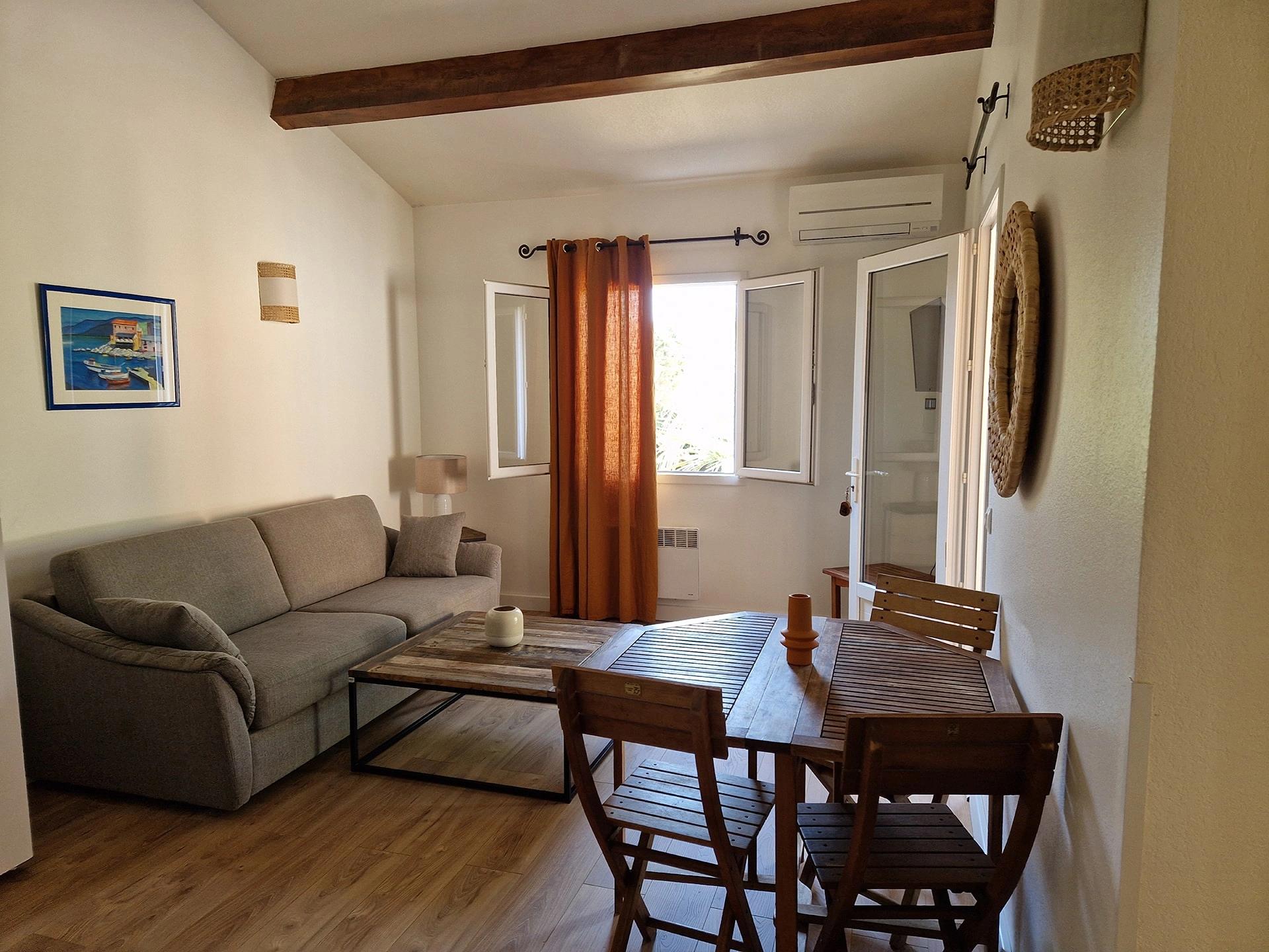 Espace salon spacieux dans villa à louer proche de Propriano